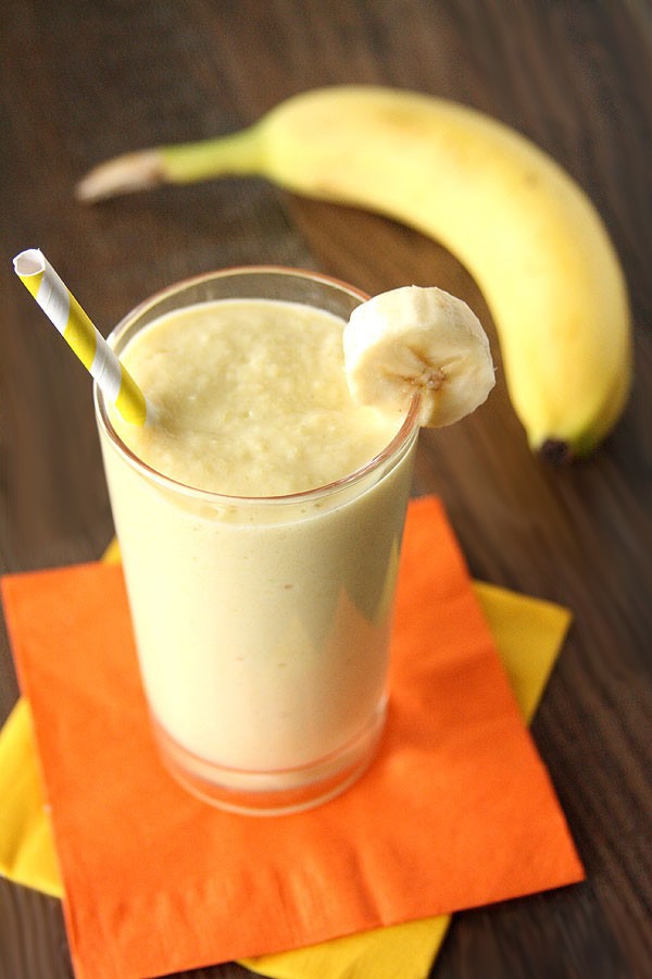 Банановый коктейль без мороженого. Мангово протеиновый смузи. Банан манго молочный коктейль. Mango Banana Lassi. Банановый коктейль.